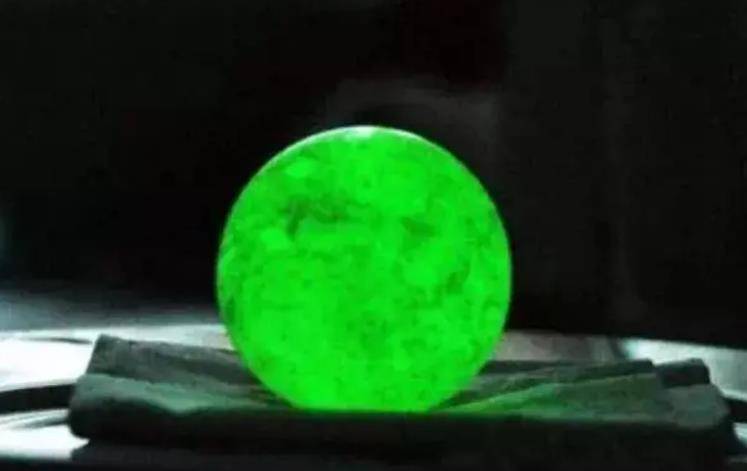 可是,因估值价格过高,致使男子无法出售,现如今,这颗六吨重的夜明珠