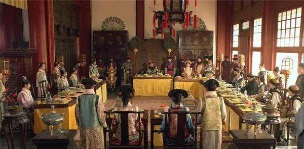 乾隆办的千叟宴,为何后来成了"夺命宴",老人:看看我们吃的啥