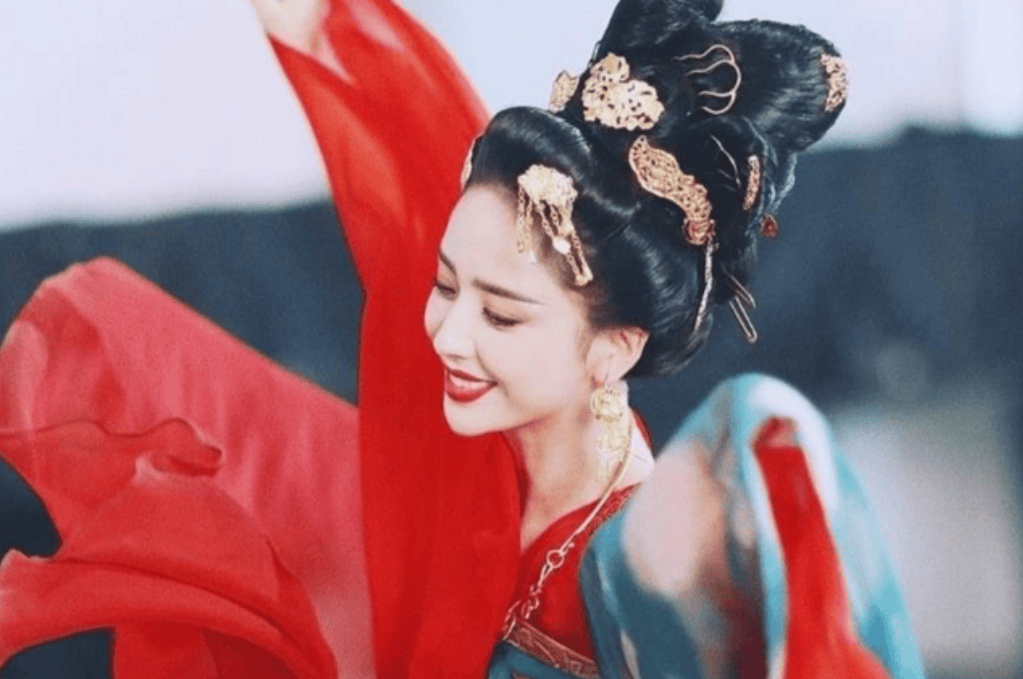 中,佟丽娅饰演四大美女之一的赵飞燕,她在剧中戏份不多,却以跳舞让人