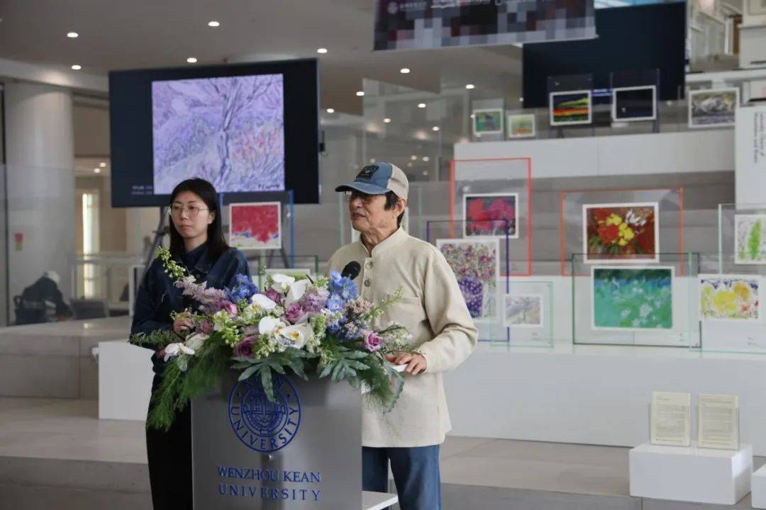 陈天龙先生开幕式结束后,一行人受邀参观展览并参观了学生学习与活动