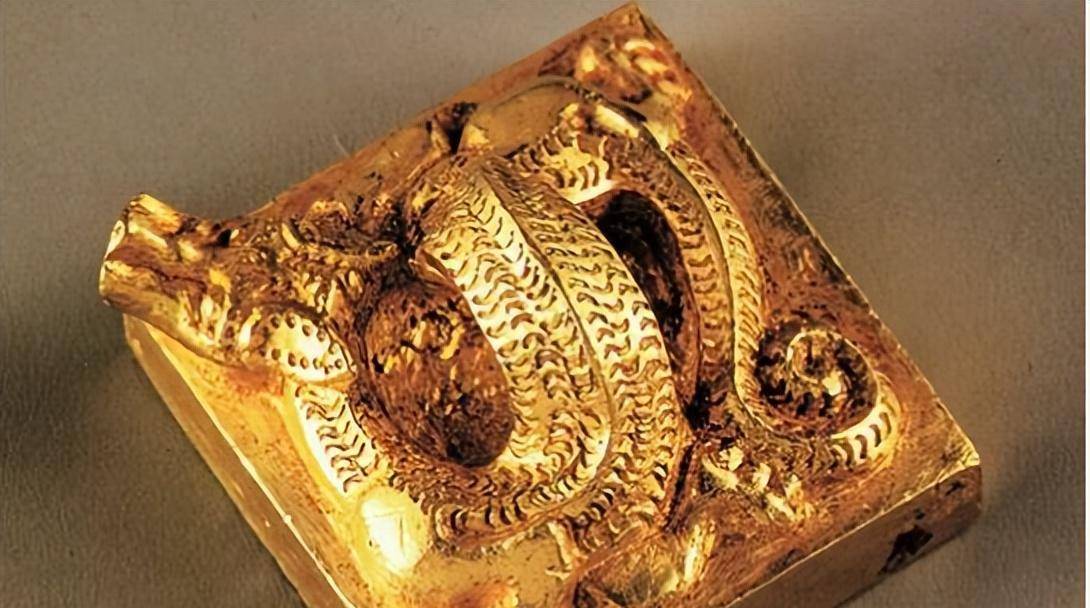 这个陵寝墓室虽然规模不大,但,所展示的出土文物,却是一堆高规格国宝