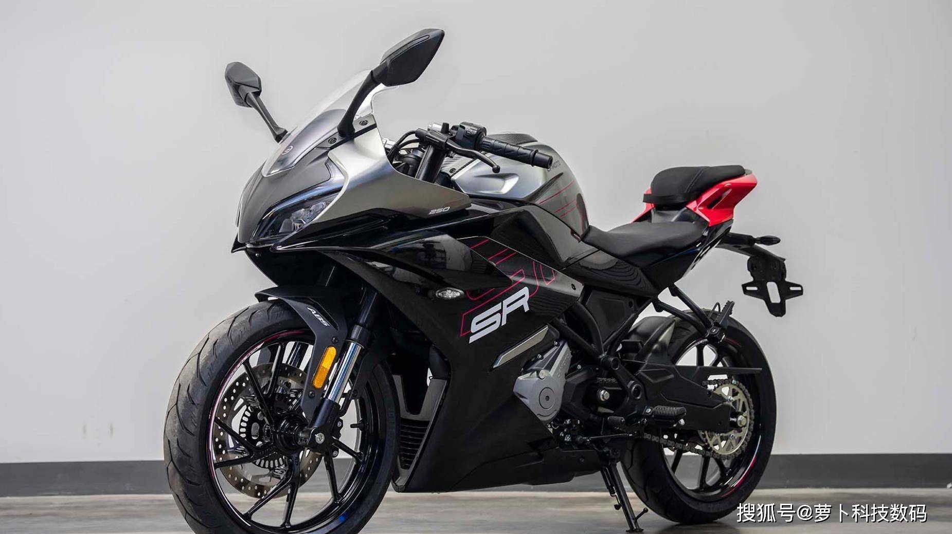 骑上春风250sr,你会立刻感受到它的舒适和灵活.