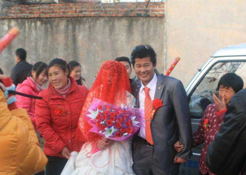 这里的小是指年龄,"送亲"一般都指新娘,所以代表的含义为年龄不要比