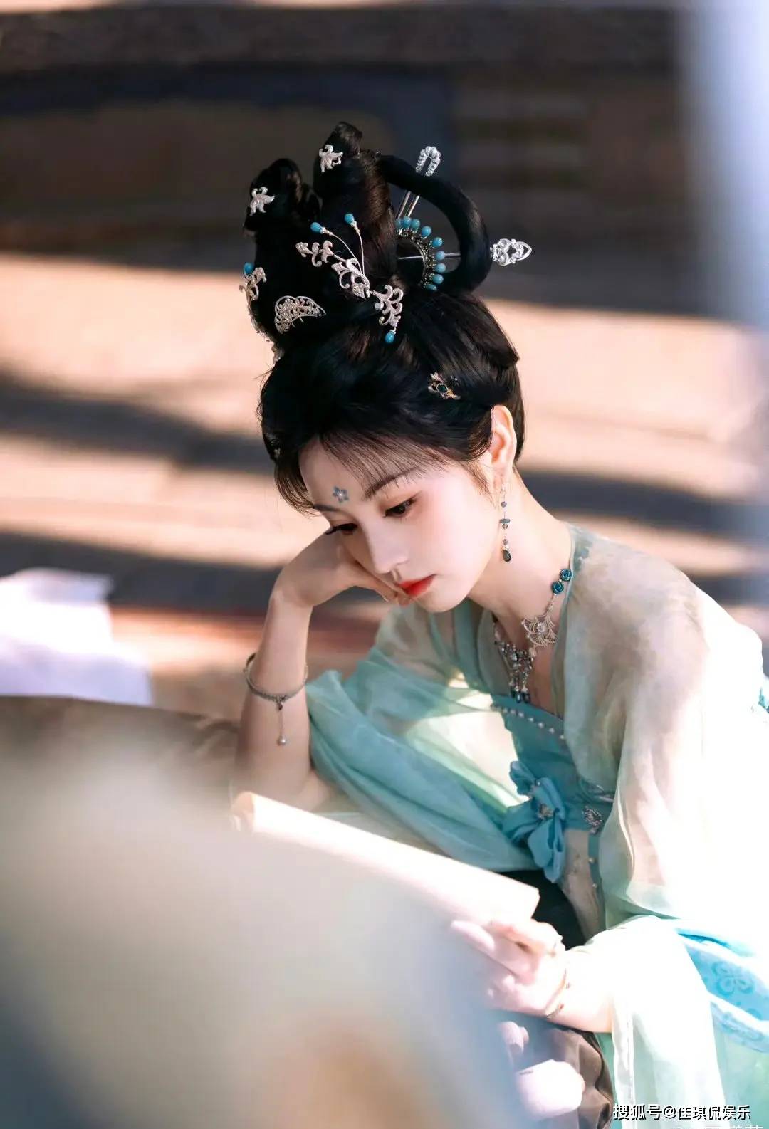 《子夜归》杀青田曦薇蓝钿花古装造型太惊艳被魅惑到,配适度满分
