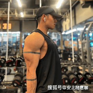 肌肉小鲜肉,圆肩麒麟臂,胸肌上纹身,妥妥的硬汉