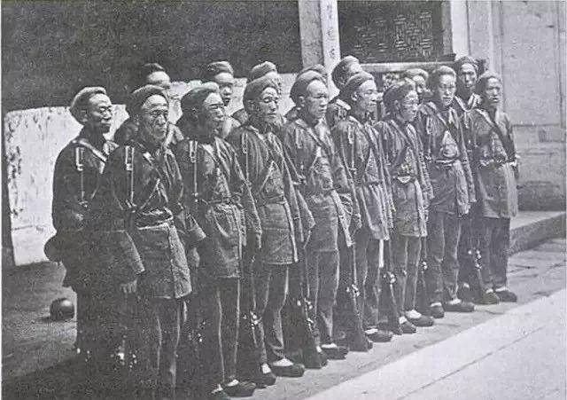 侦察排长英雄虎胆,深入匪穴,唇枪舌剑,逼降湘西悍匪"灵鸡公"