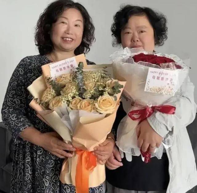 田静母亲节晒旧照感谢亲妈,感慨母亲苍老许多,网友刷屏祝福许敏