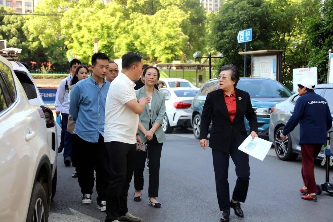 在江桥镇盐湖新居小区,杨莉详细了解电动车停放,充电管理,消防设施