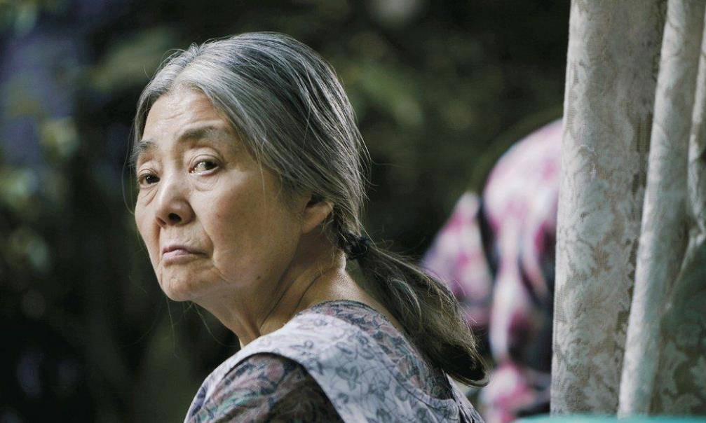 在影片中,奶奶初枝平静地离开了人世,阿治与信代虽然难过,却叫不起