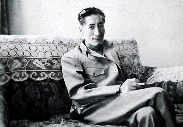 分开七年,关系仅剩一纸结婚证明,再见时相视一笑,都已各有家庭