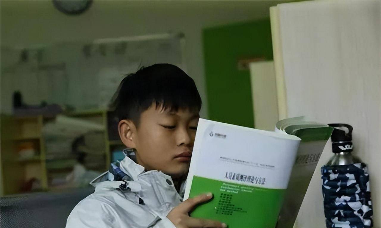 2012年,4岁小男孩被父亲逼迫零下13度裸跑,如今有何成就?