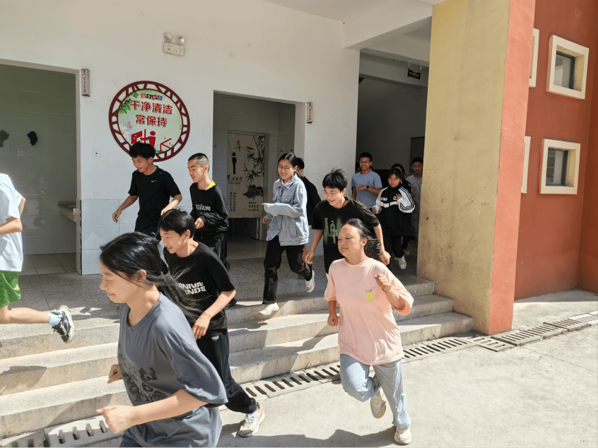 "防震减灾,安全伴我行"——澧县甘溪滩镇中学512防震减灾应急疏散演练