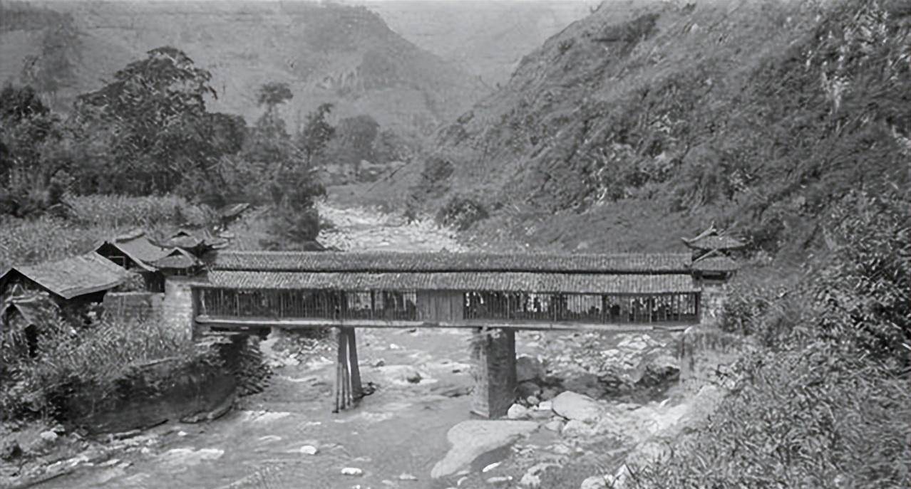开学仪式结束后,这群乌合之众,或骑马,或坐轿,或乘车,或者是乘坐滑竿