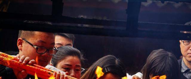 这一风俗也一直保存至今,现在人们祈望神明降福,盼望来年能一帆风顺