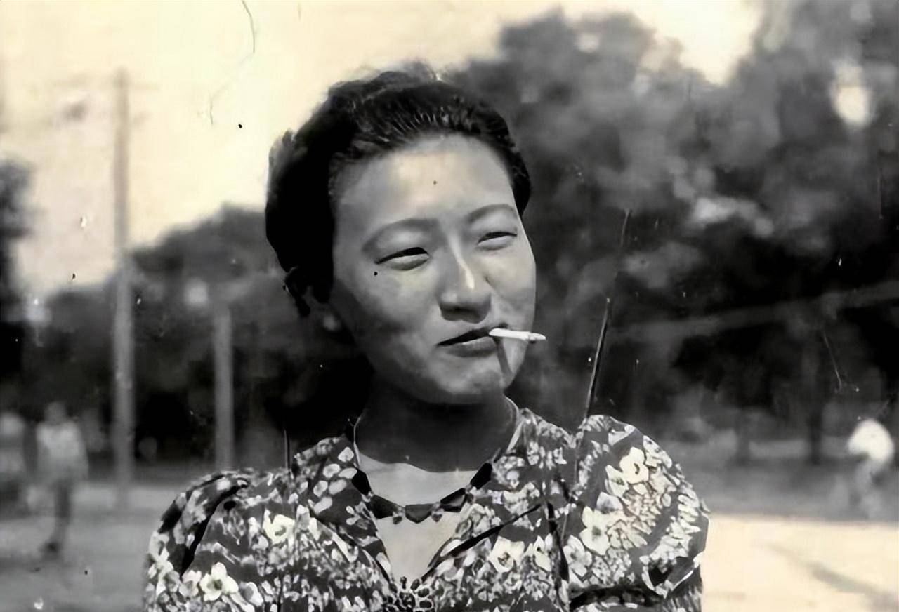 日本天皇抽的烟图片