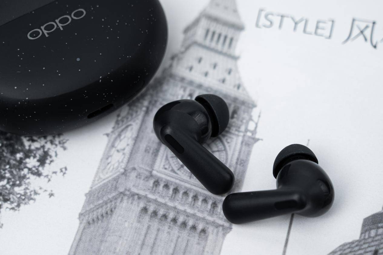 仔细观察可以发现,耳机接触耳朵这一边做了亮面处理,"柄"这边则是偏