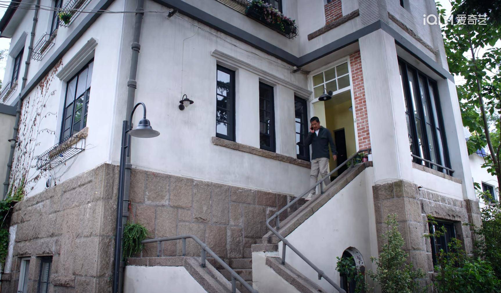 有观众还看出这是在青岛,大城市里有这么一个大别墅,随便抠下来点儿砖