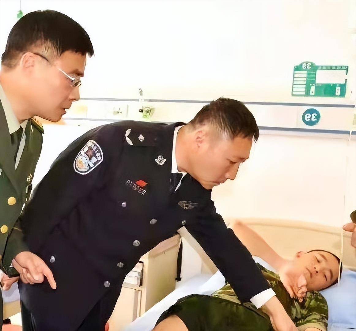 "卫国勇士"张豪:19岁边防战士,身中13弹仍追800米擒获歹徒