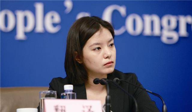 她是外交部冷艳翻译官,人称"冰美人",不苟言笑神似赵薇