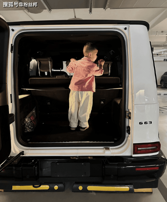 而且陈静莹是直接晒出了"绿本",看样子是全款拿下的这辆奔驰大g,老陈