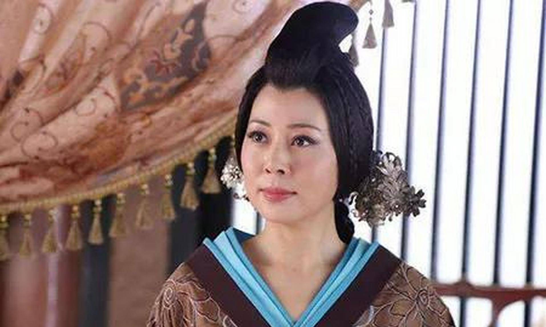 公元前70年,汉宣帝册立霍成君为皇后.