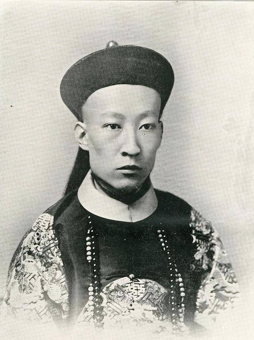 之所以说爱新觉罗·文葵是清朝最后一个铁帽子王,是因为他是末代