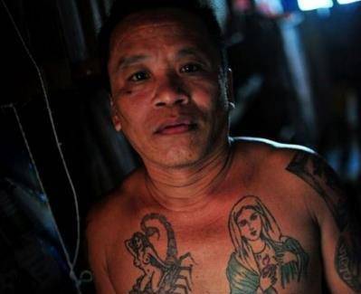 1976年,黄庭利从山东老家返回黑龙江鸡东县时,不幸被火车轧断了腿.