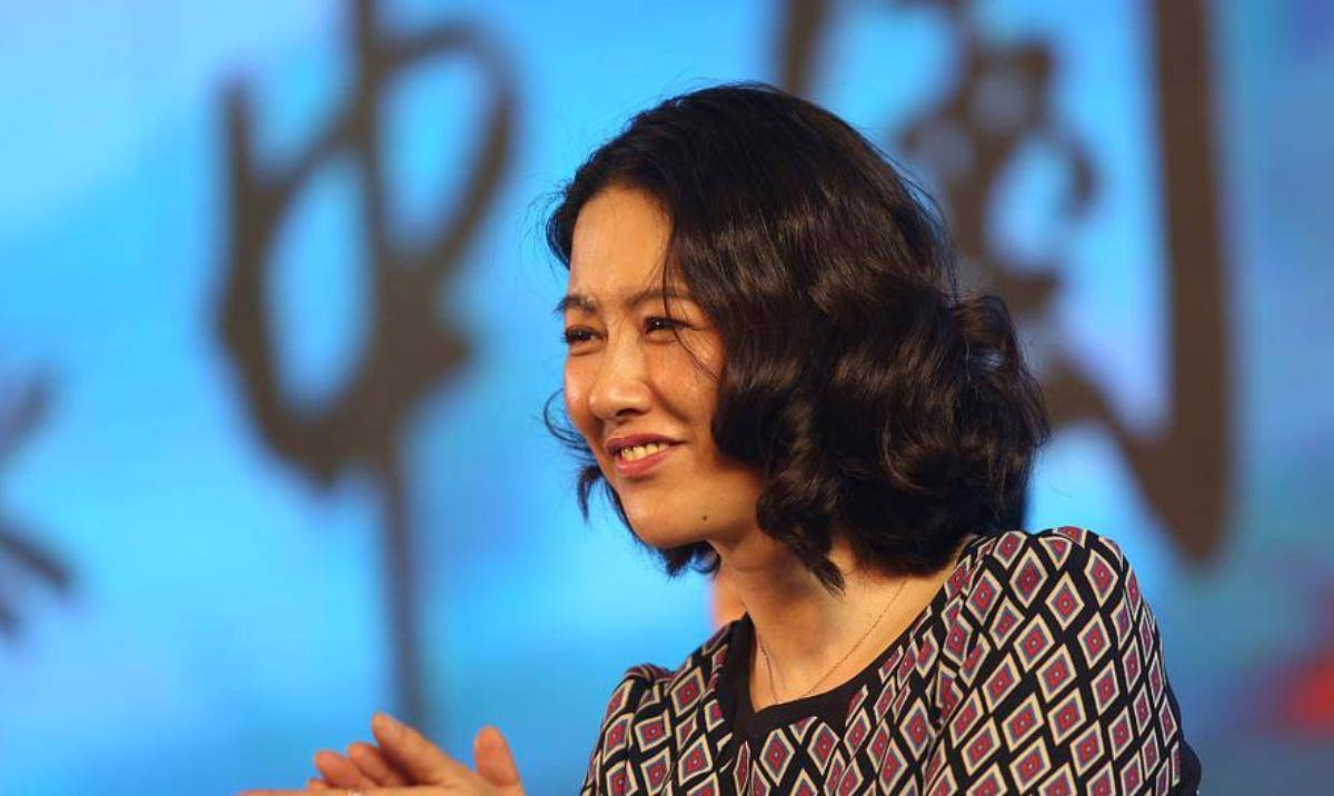 女子拿齐白石画鉴宝,专家判断是赝品,女子反问道:你可知我是谁_齐慧娟