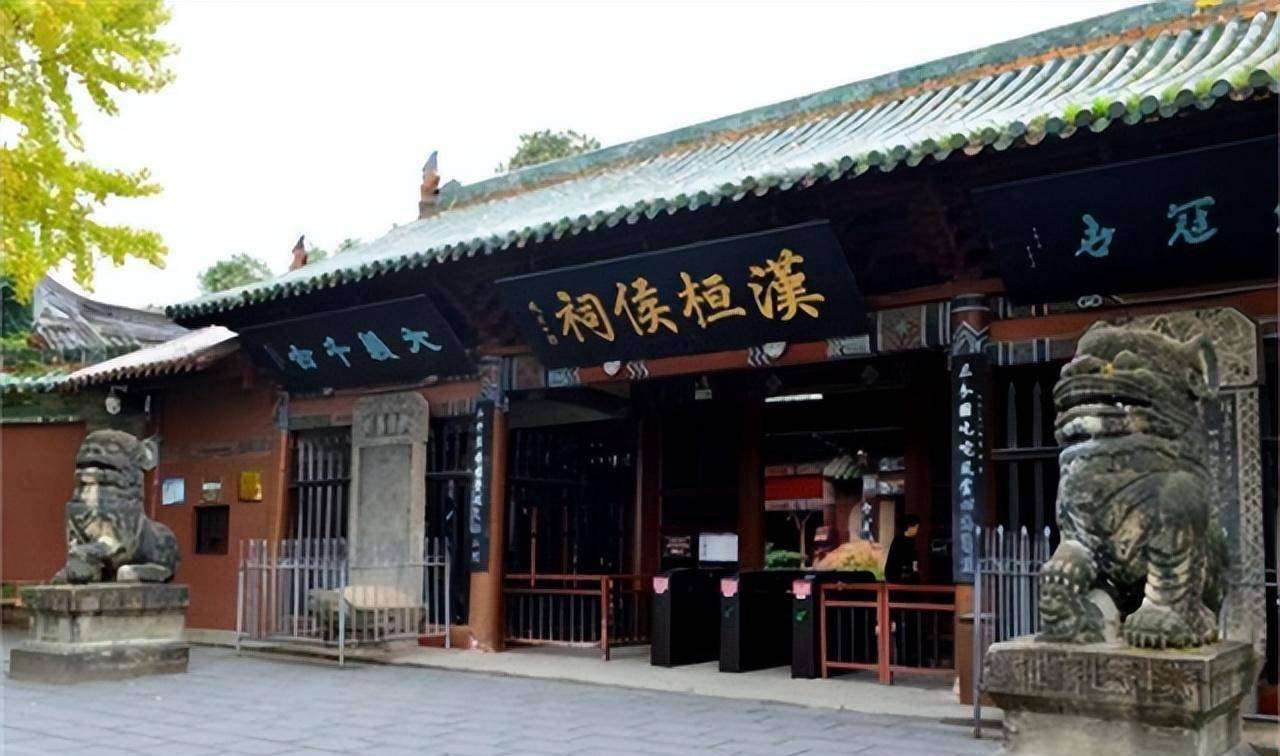 当地村民的猜想更是玄乎,他们认为是张飞墓中没有头颅,所以树木才不长