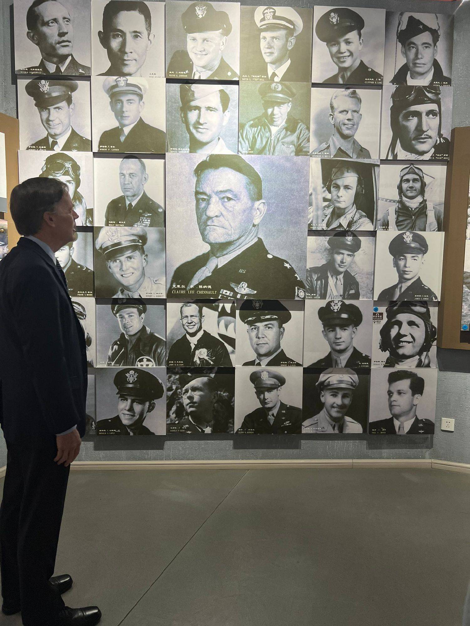 美国驻华大使伯恩斯参观昆明飞虎队纪念馆,强调中美历史友谊