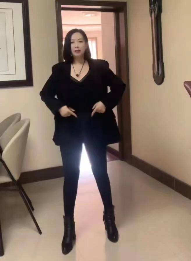 《乡村爱情》主创纷纷直播带货,关婷娜与四婶的好身材一览无遗