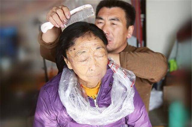 那个为嫁给25岁小鲜肉,60岁做整容手术的老妇,如今二人过得怎样