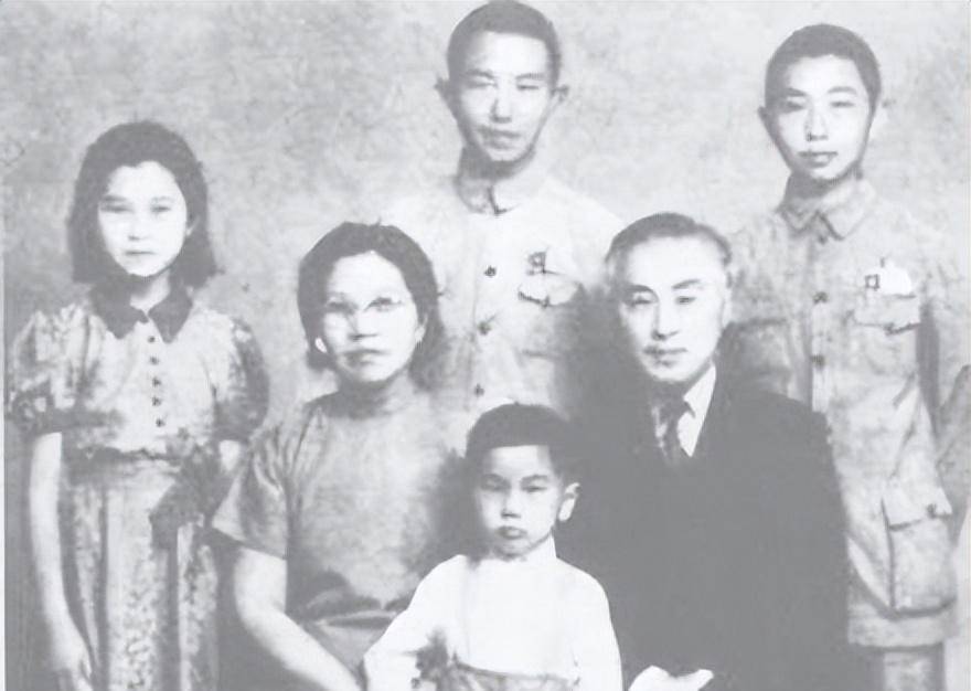 后人现状:蒋家多数远离政坛,陈家孙辈皆成栋梁_宋子文_蒋经国_冯英祥