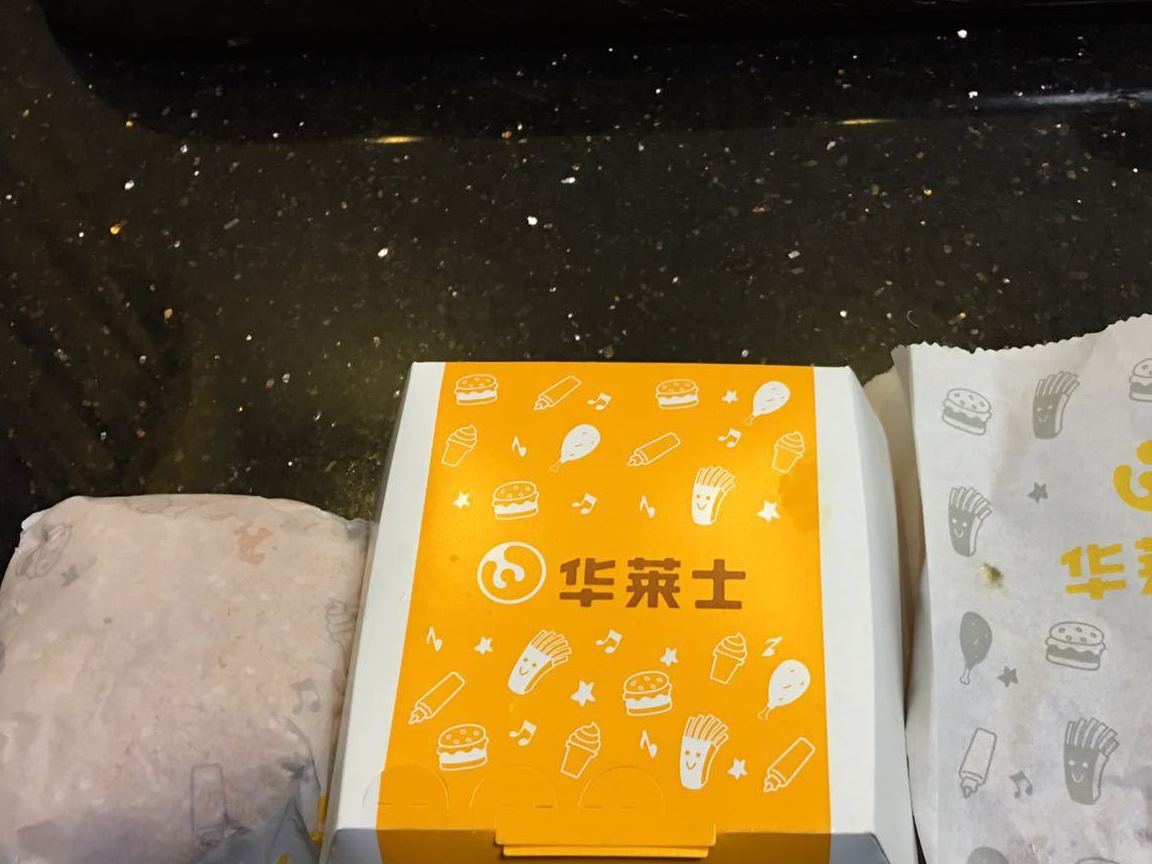 华莱士推出新品"台湾卤鸭翅",分量比鸡翅大,但味道不如周黑鸭