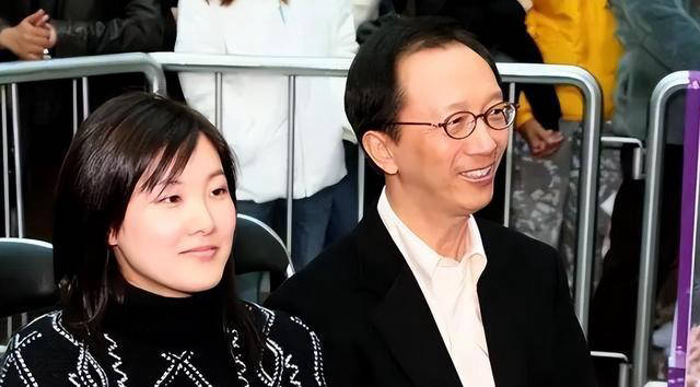 伏明霞46岁,韵味依旧,72岁丈夫憔悴显老,百亿购医院为拼生育四胎