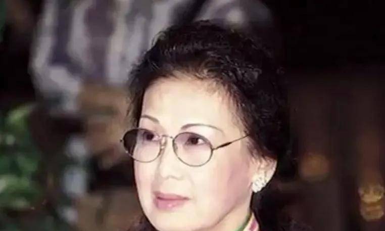 大家都只认识冯坚妮,并不认识吕燕妮,这也就导致了吕艳妮在现场受到