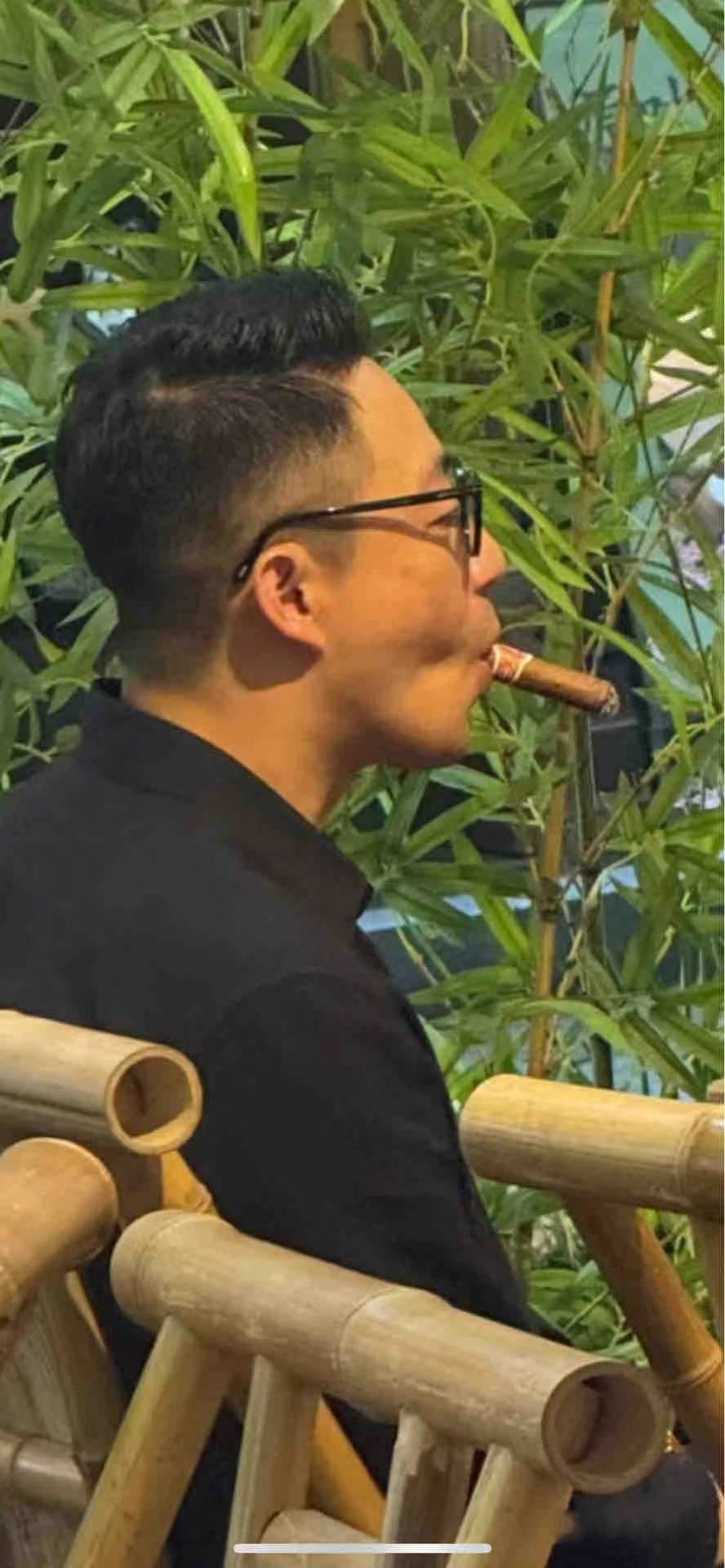 汪小菲携未婚妻吃火锅,还在公众场合抽雪茄,大佬范十足