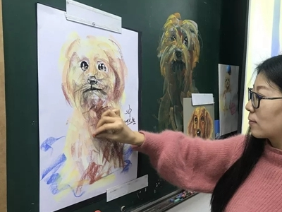 并没有责备她,而是送了她一盒新的彩色粉笔,有了老师的默默支持,她对