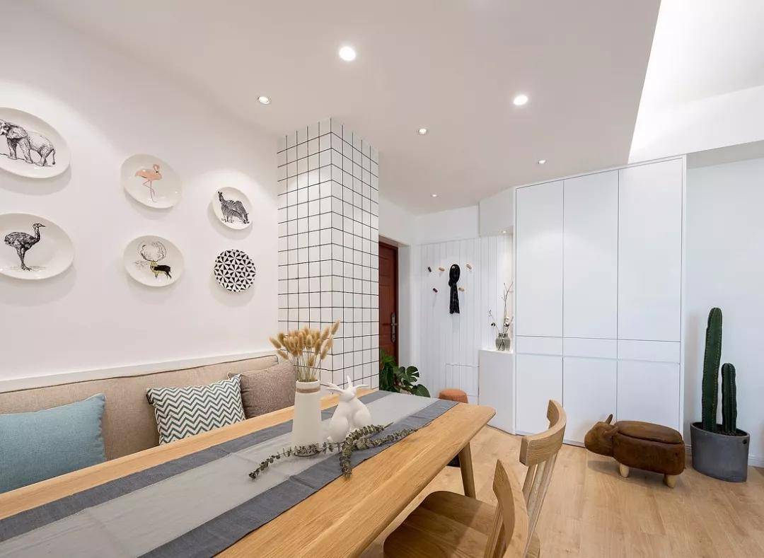 一道原木色矮墙吧台作为沙发墙,这样让空间整体的通透性更加