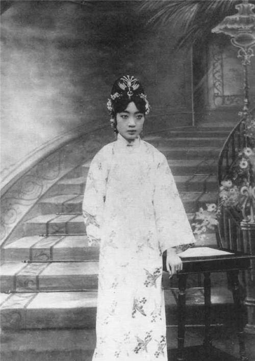 后,他的姐姐婉容在"招魂"的形式下与溥仪合葬了,谥号为"孝恪愍皇后"