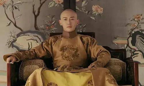 乾隆帝到底叫什么,为什么弘字辈不用避名讳,因被起外号痛打太监