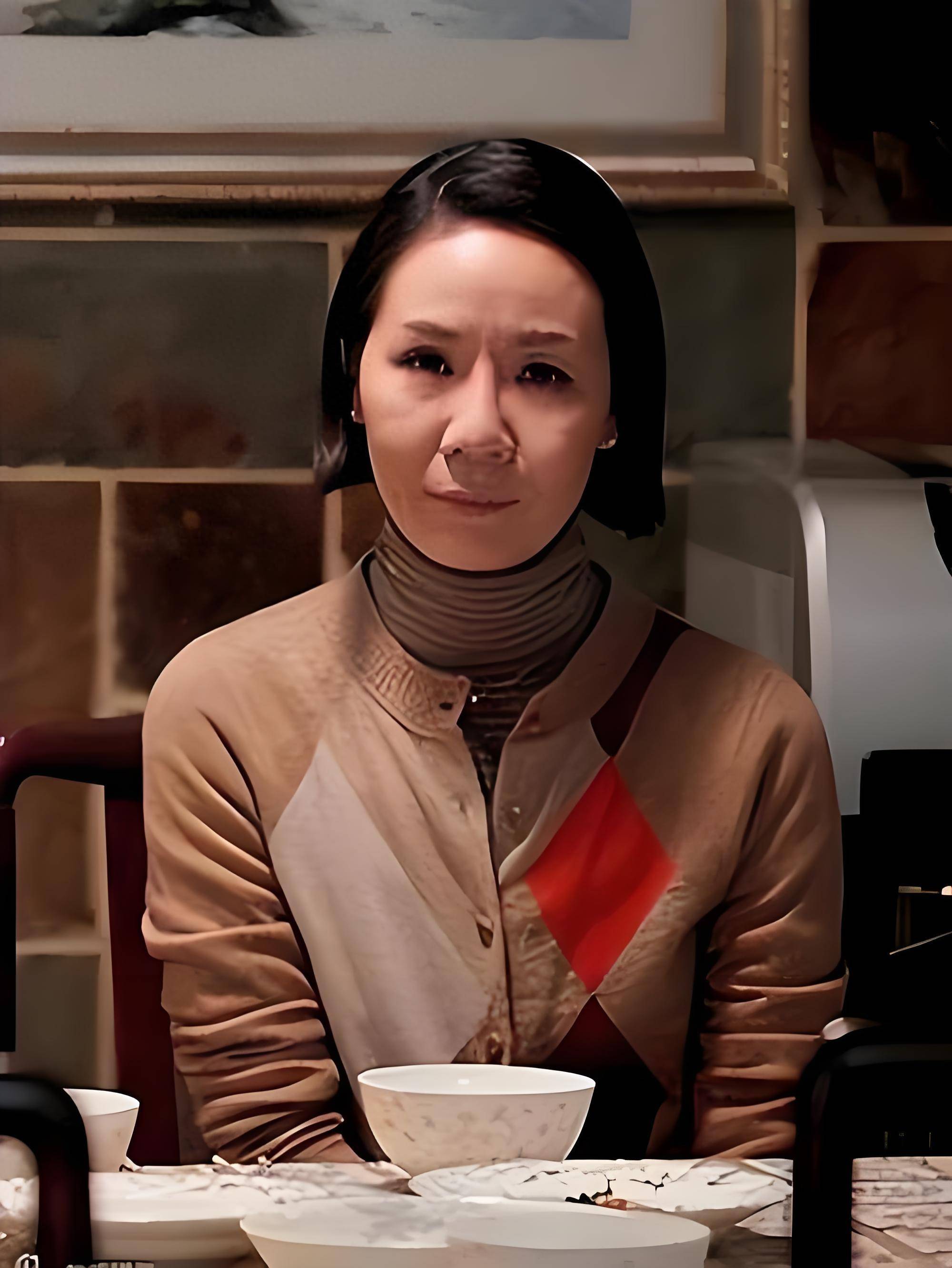 她是最丑的女演员,却成功嫁入豪门,息影后帮丈夫打理亿万家产_杨青