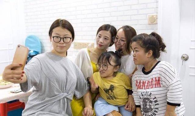 2019年,成都"最美"袖珍女结婚,32岁模样像10岁,如今过得怎样_杨萍