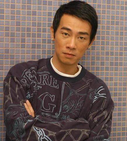 陈小春也一炮走红,满大街都在放着古惑仔的主题曲《友情岁月》