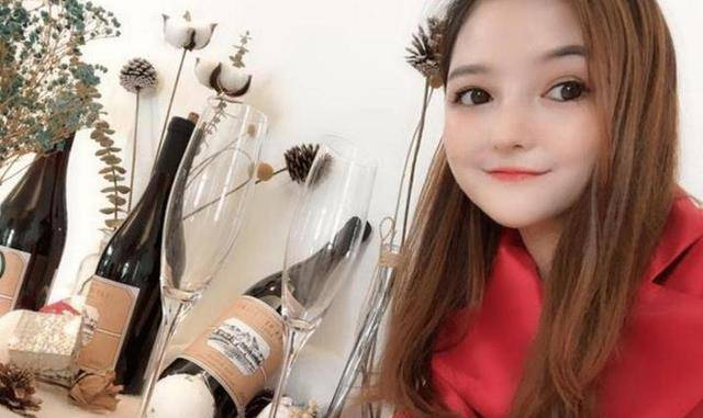 2019年,成都"最美"袖珍女结婚,32岁模样像10岁,如今过得怎样_杨萍
