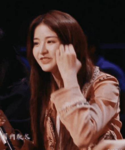 金子涵不露身材就输了,登上电视台穿t恤,浑身上下都透露着不自然