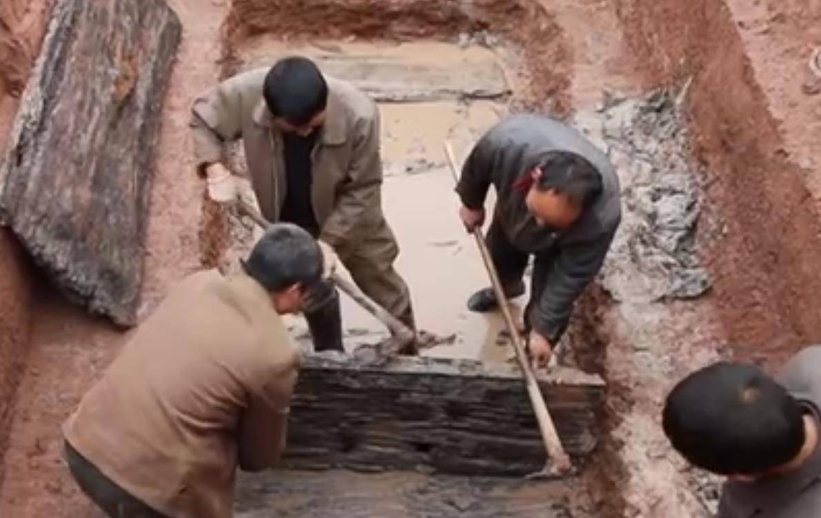 四川老汉翻修老宅发现古墓,挖出绝世宝剑,竟在棺材上睡了50年