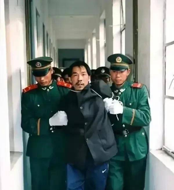 "女魔头"劳荣枝案将于明天上午开庭,七条亡魂能否得以告慰?