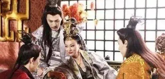 与上官婉儿一起偷窥,没想到还有意外的收获