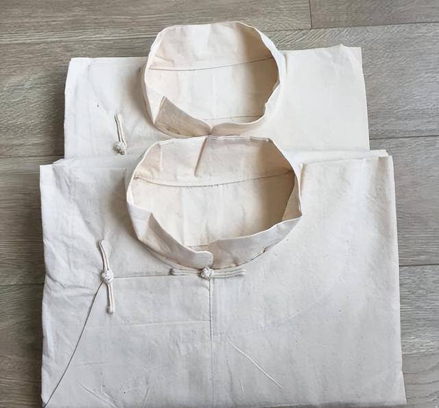 农村丧事中,孝子为什么手里拿着白纸糊的木棍,有什么讲究?